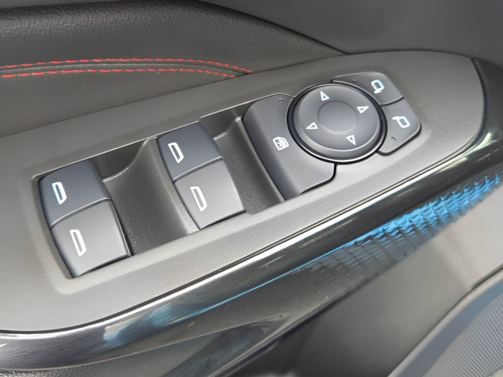 Used 2025 Chevrolet Trax RS w/ Sunroof Package FWD image 25