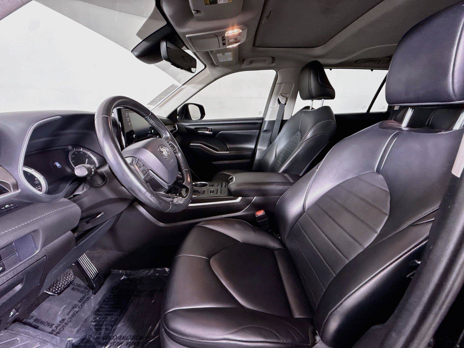 Used 2021 Toyota Highlander XLE AWD/4WD image 3