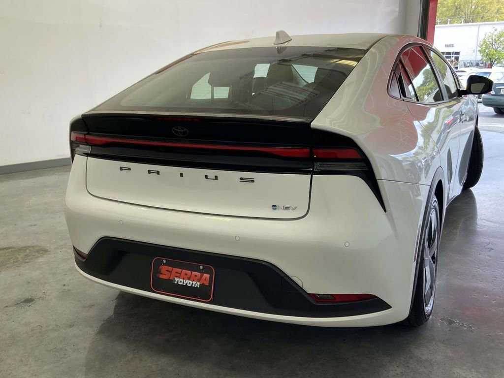 Used 2025 Toyota Prius LE FWD image 3