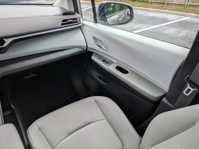 Used 2025 Toyota Sienna XLE FWD image 18