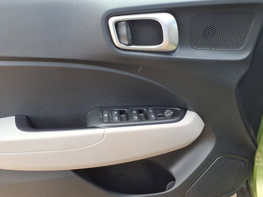 Used 2024 Hyundai Venue SEL FWD image 15