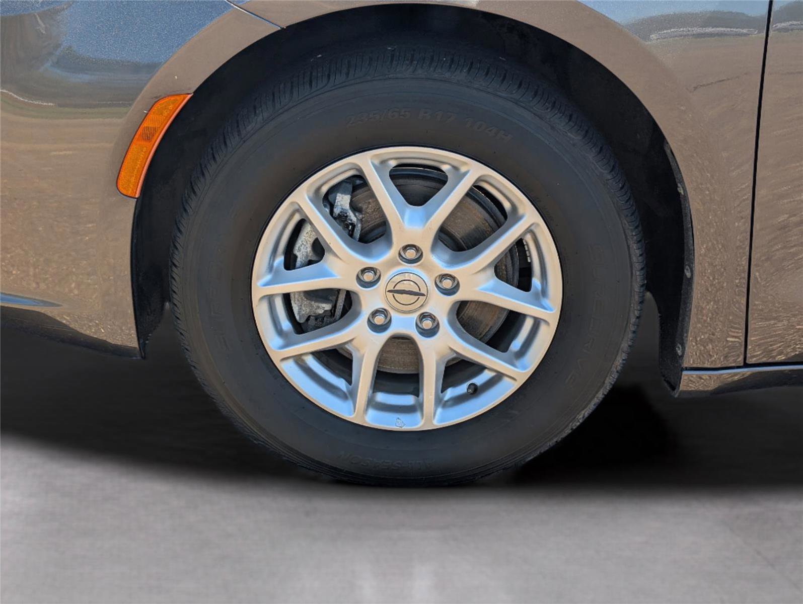 Used 2022 Chrysler Pacifica Touring-L image 9