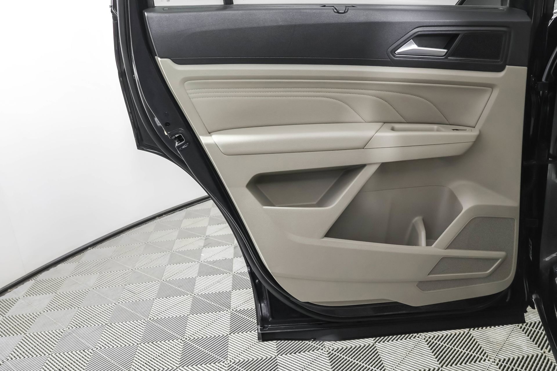 Used 2022 Volkswagen Atlas SE w/ Black Wheel Package image 40