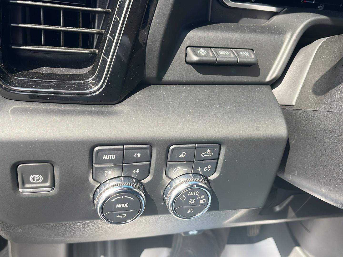 Used 2024 GMC Sierra 2500 AT4 w/ AT4 Premium Plus Package AWD/4WD image 13