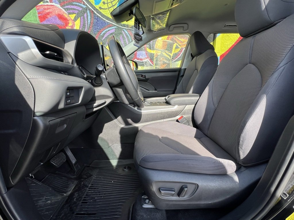 Used 2021 Toyota Highlander LE image 19