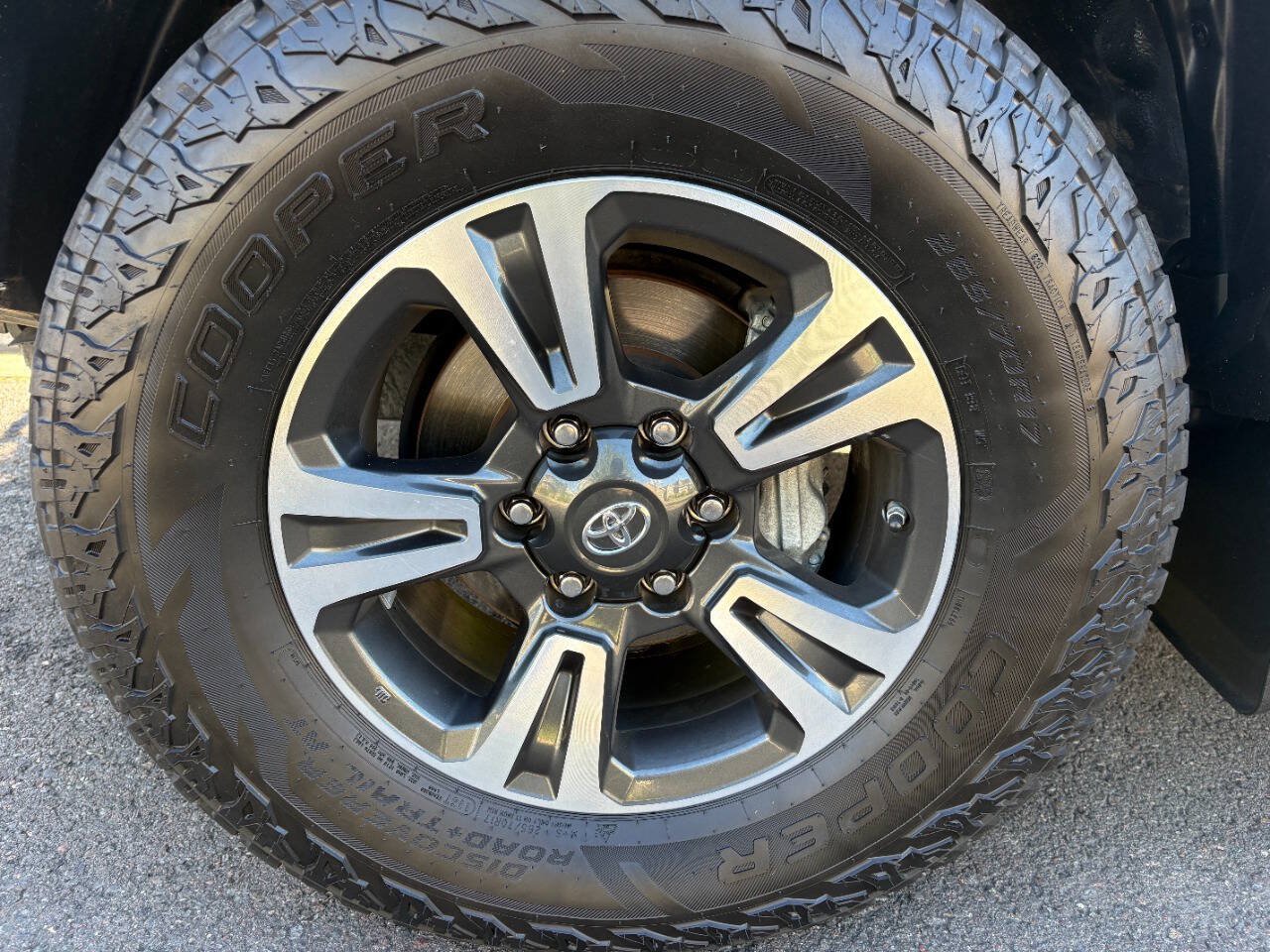Used 2019 Toyota Tacoma TRD Sport w/ TRD Premium Sport Package AWD/4WD image 5
