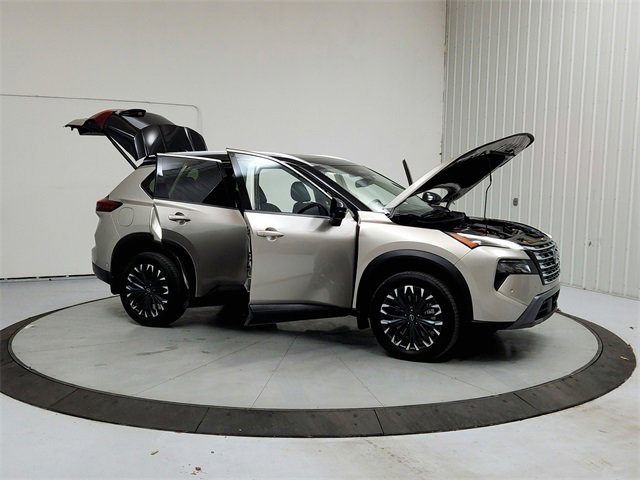 Used 2025 Nissan Rogue SL w/ Tech Package image 9