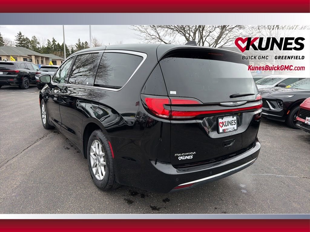 Used 2025 Chrysler Pacifica Select image 9