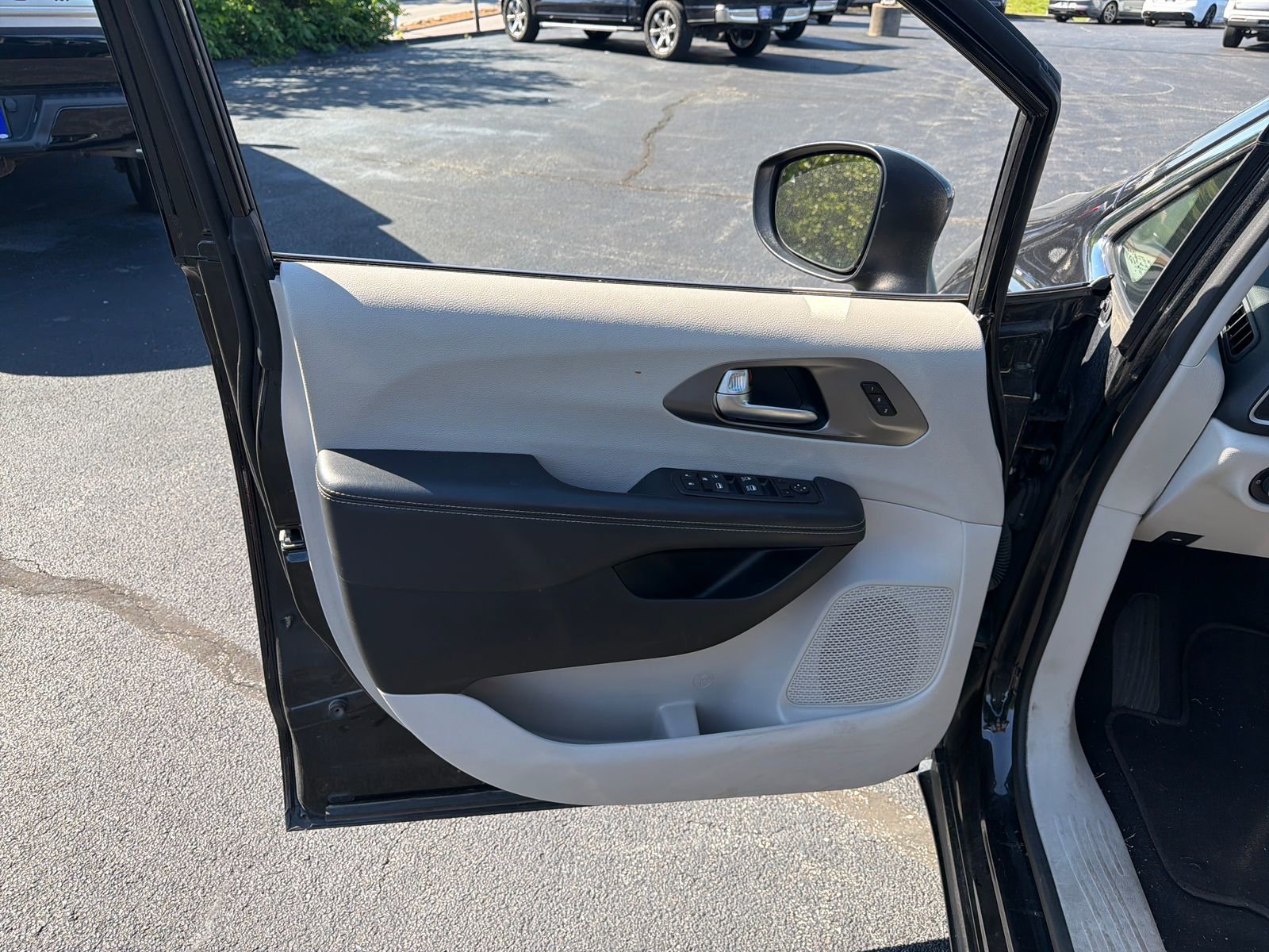 Used 2023 Chrysler Pacifica Touring-L FWD image 10
