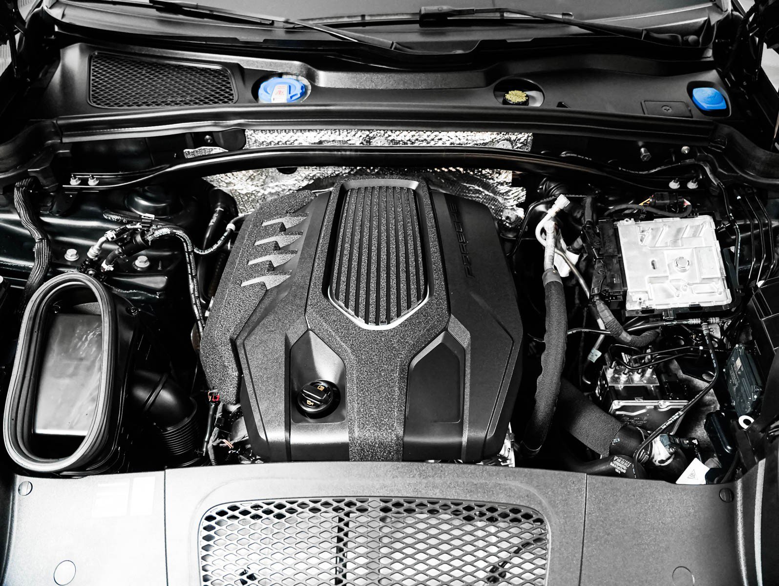 Certified 2025 Porsche Macan AWD/4WD image 12