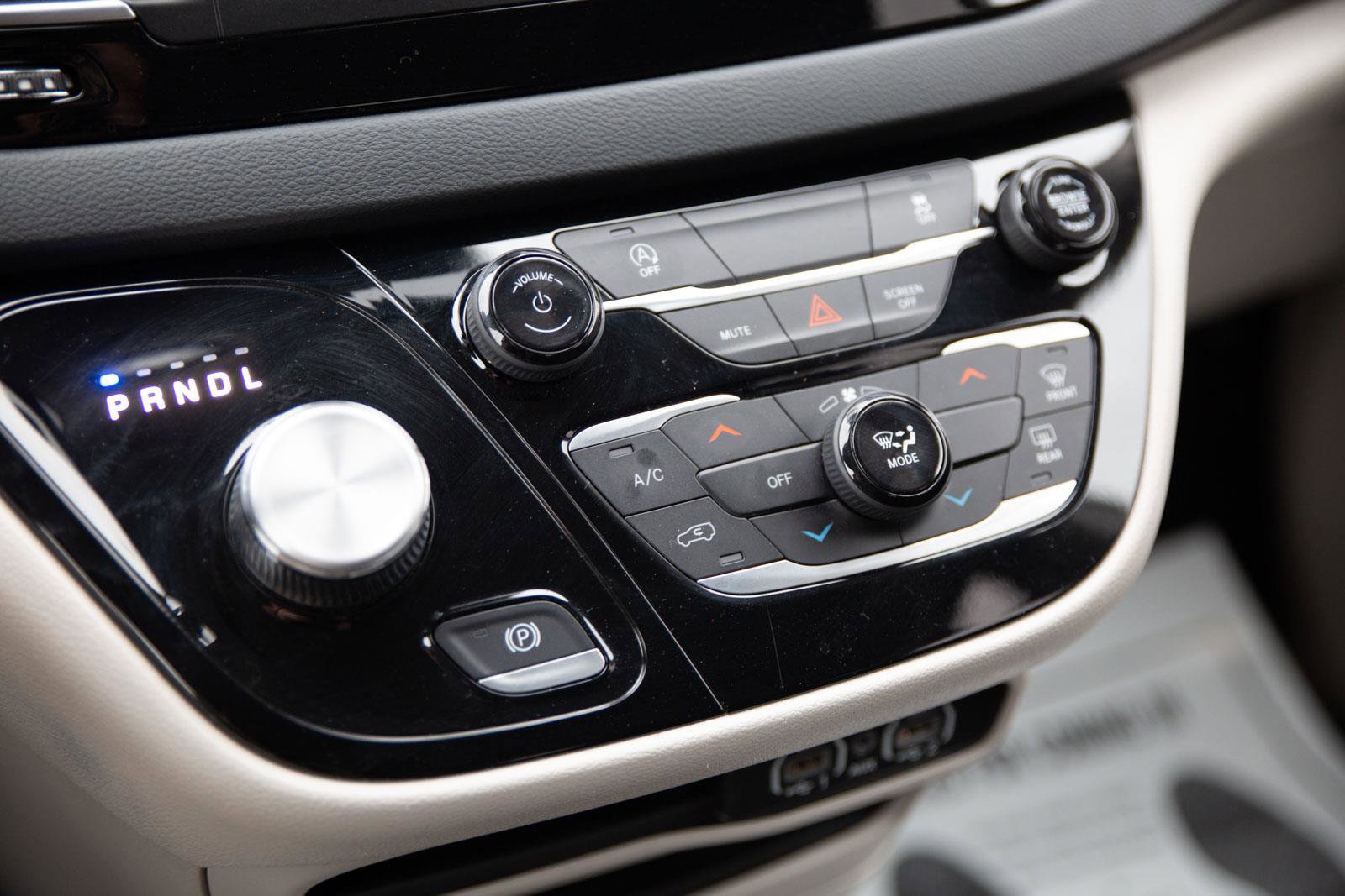 Used 2023 Chrysler Voyager LX image 14