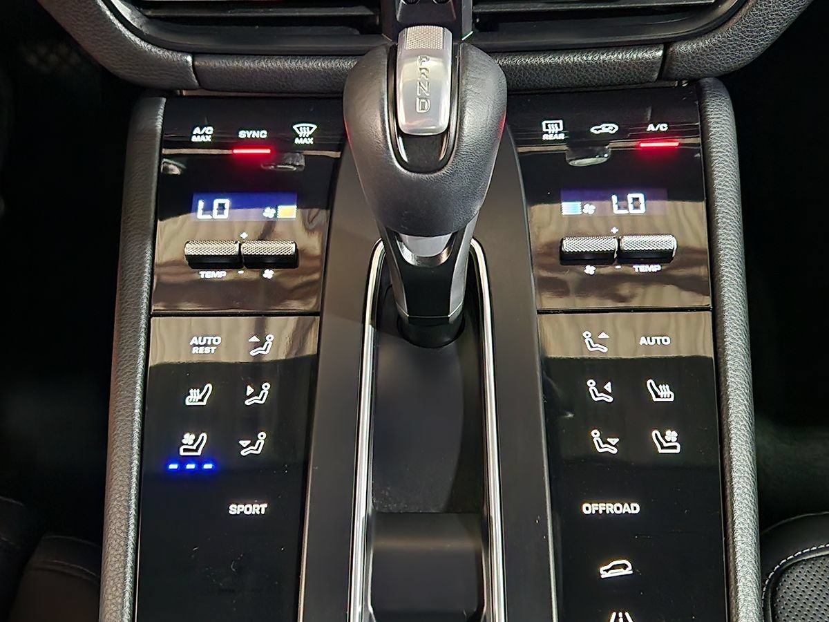 Used 2023 Porsche Macan AWD/4WD image 39