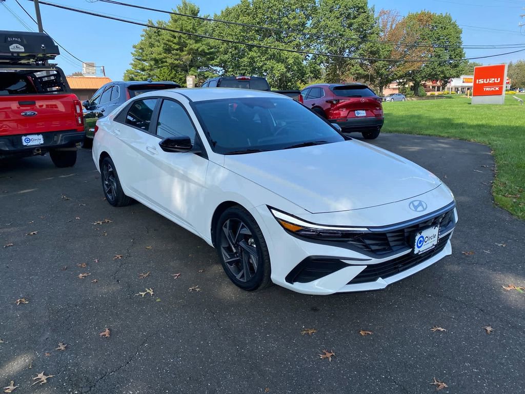 Used 2025 Hyundai Elantra Sport image 1