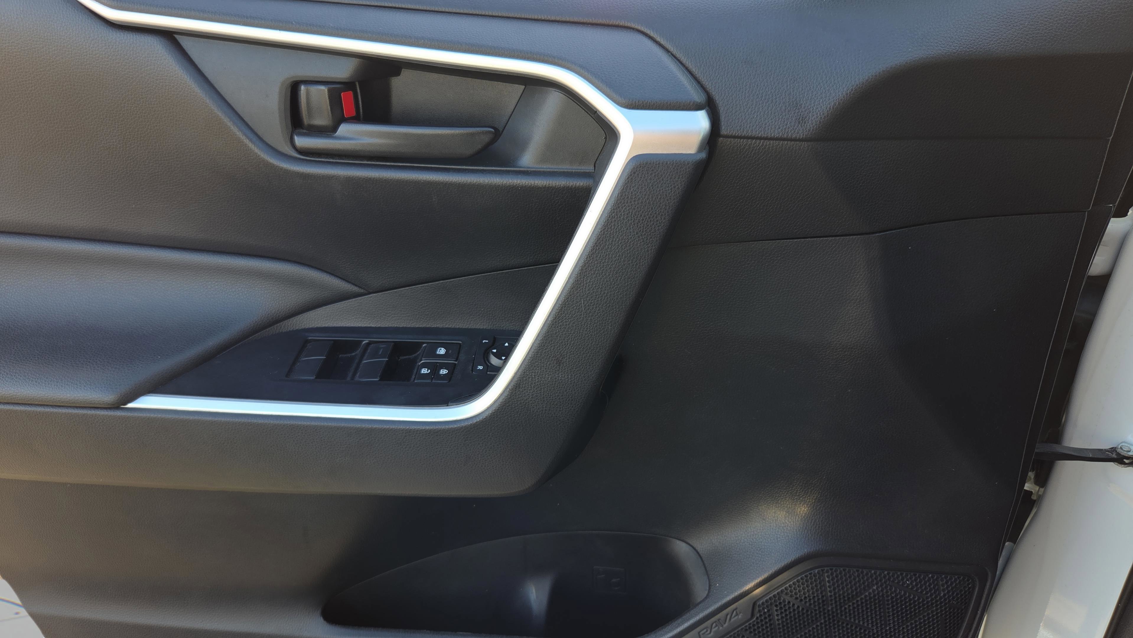 Used 2020 Toyota RAV4 LE image 33