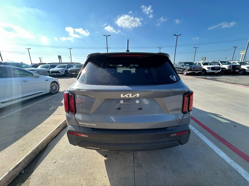 Used 2023 Kia Sorento LX FWD image 3