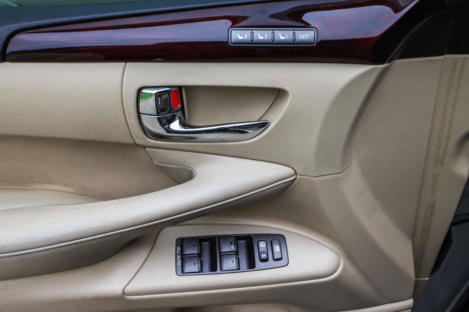 Used 2011 Lexus LX 570 4WD w/ Luxury Pkg image 40