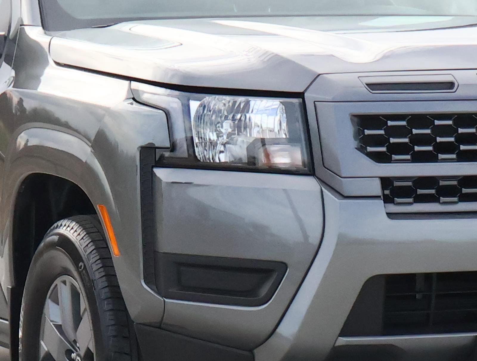 Used 2025 Nissan Frontier SV image 7