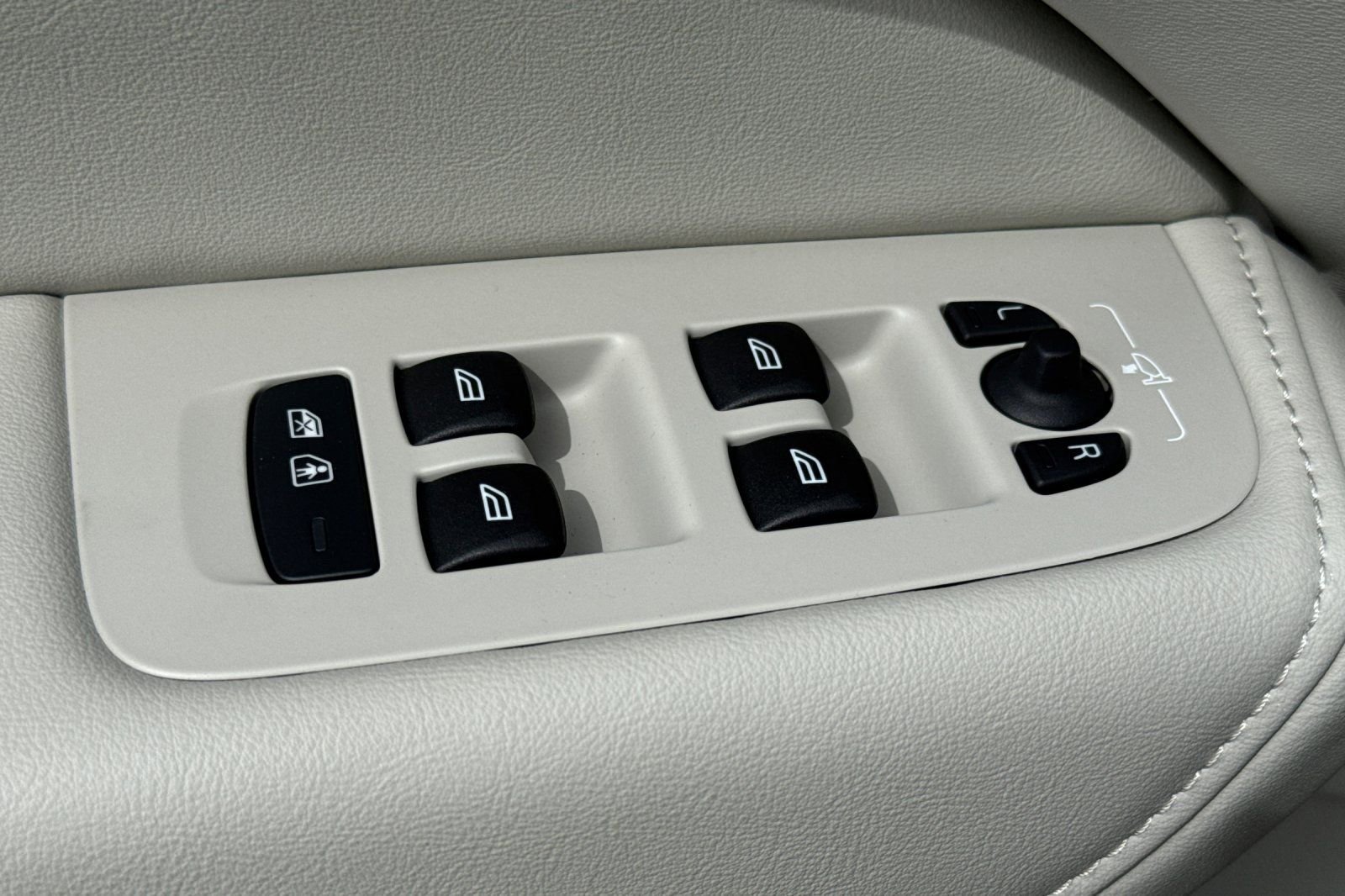 New 2026 Volvo XC60 B5 Ultra w/ Protection Package Premier image 15