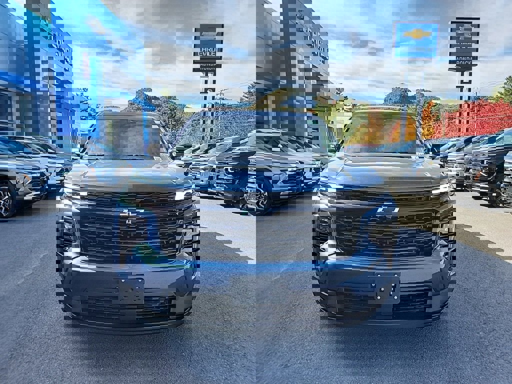 New 2026 Chevrolet Traverse LT w/ Midnight/Sport Edition image 2