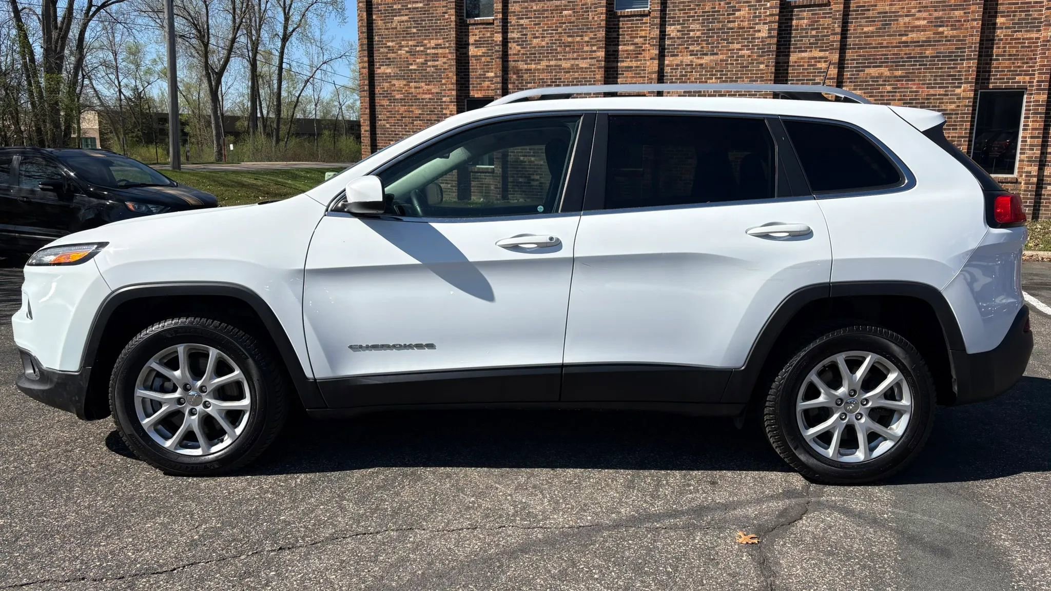 Used 2017 Jeep Cherokee Latitude w/ Cold Weather Group AWD/4WD image 5