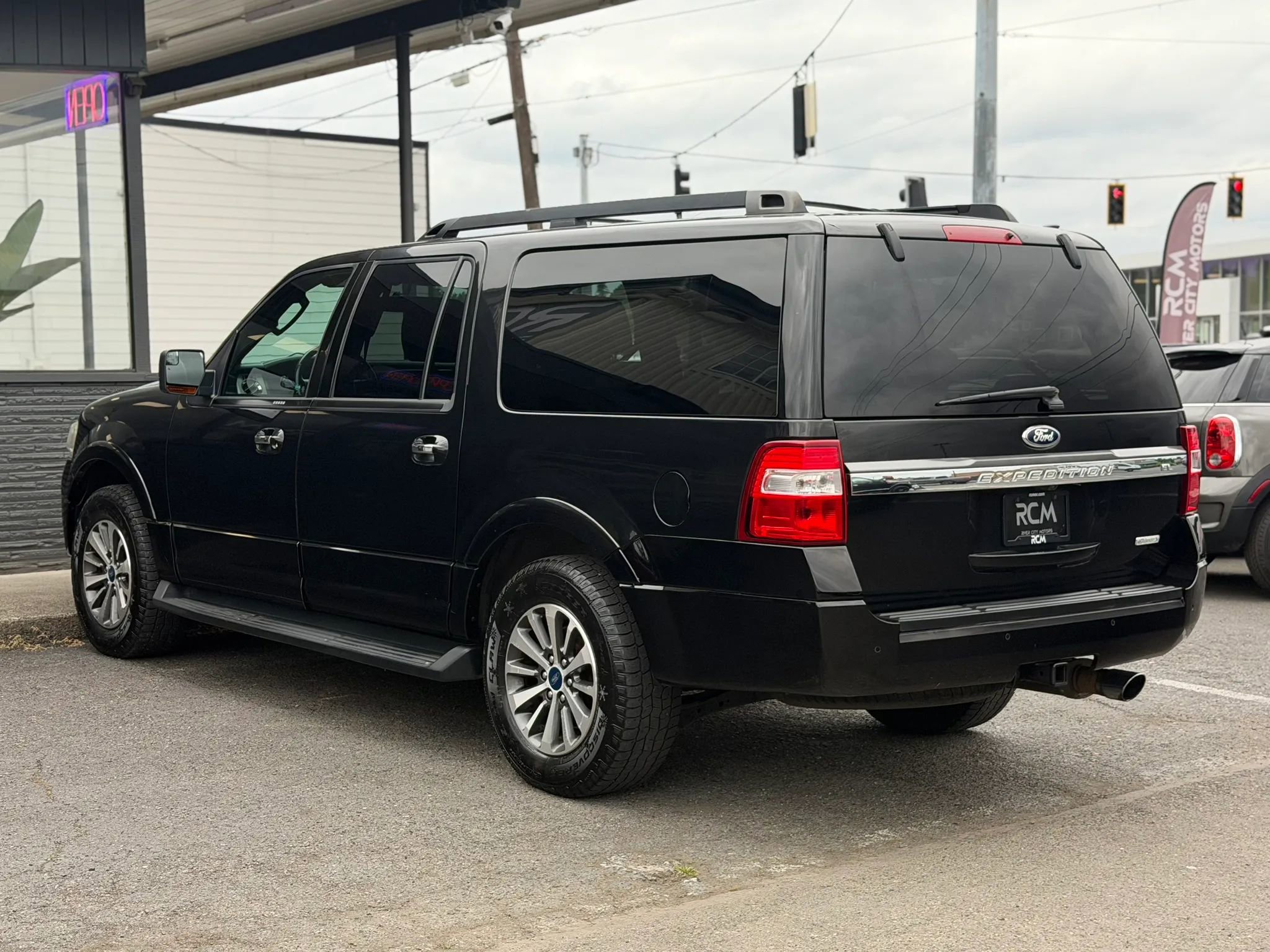 Used 2015 Ford Expedition EL XLT w/ Equipment Group 202A AWD/4WD image 7