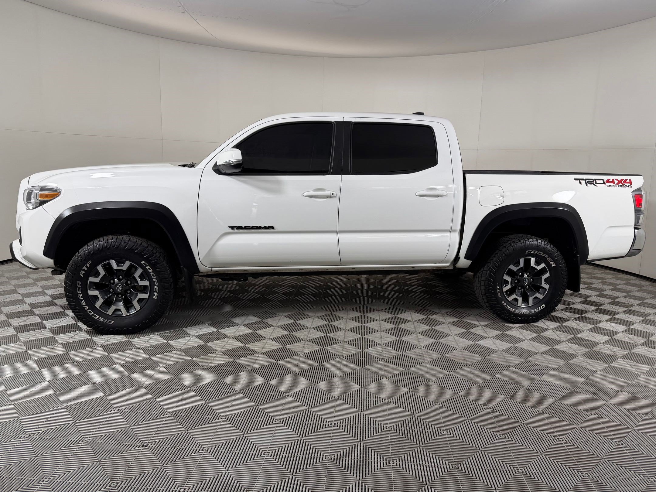 Used 2022 Toyota Tacoma TRD Off-Road w/ Black Out Package (TMS) AWD/4WD image 2