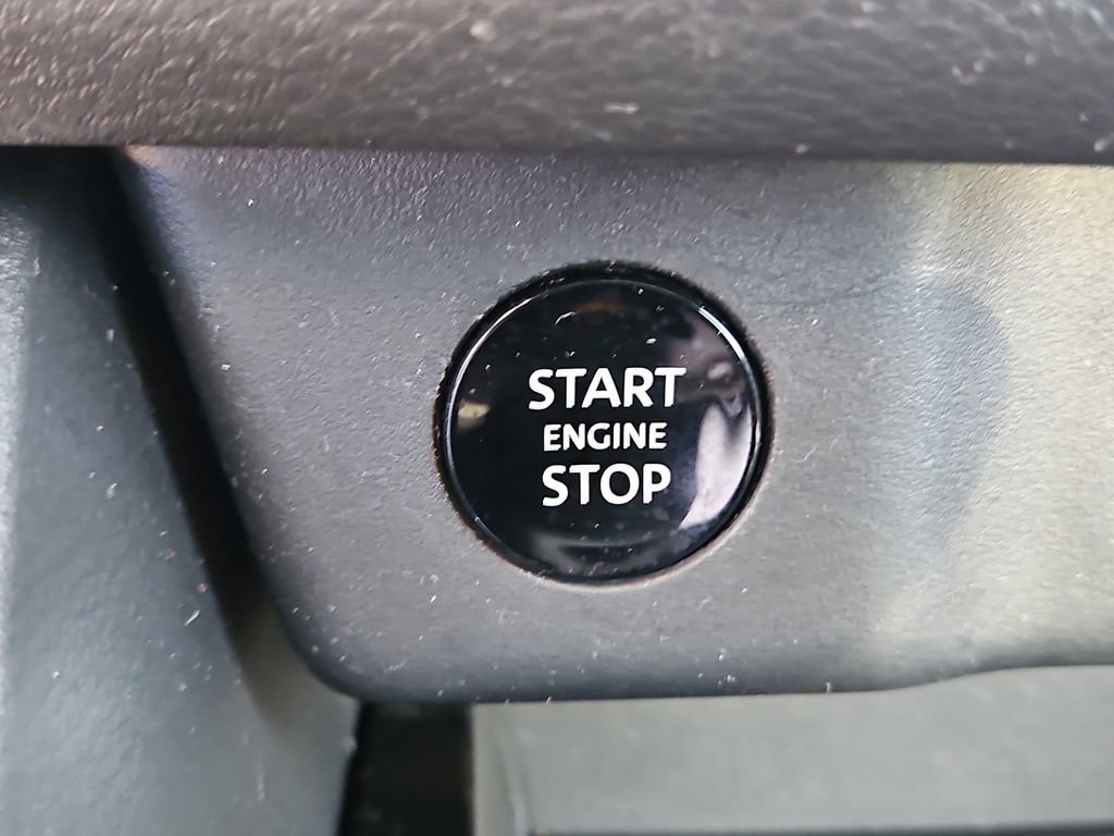 Used 2025 Nissan Rogue SV AWD/4WD image 32