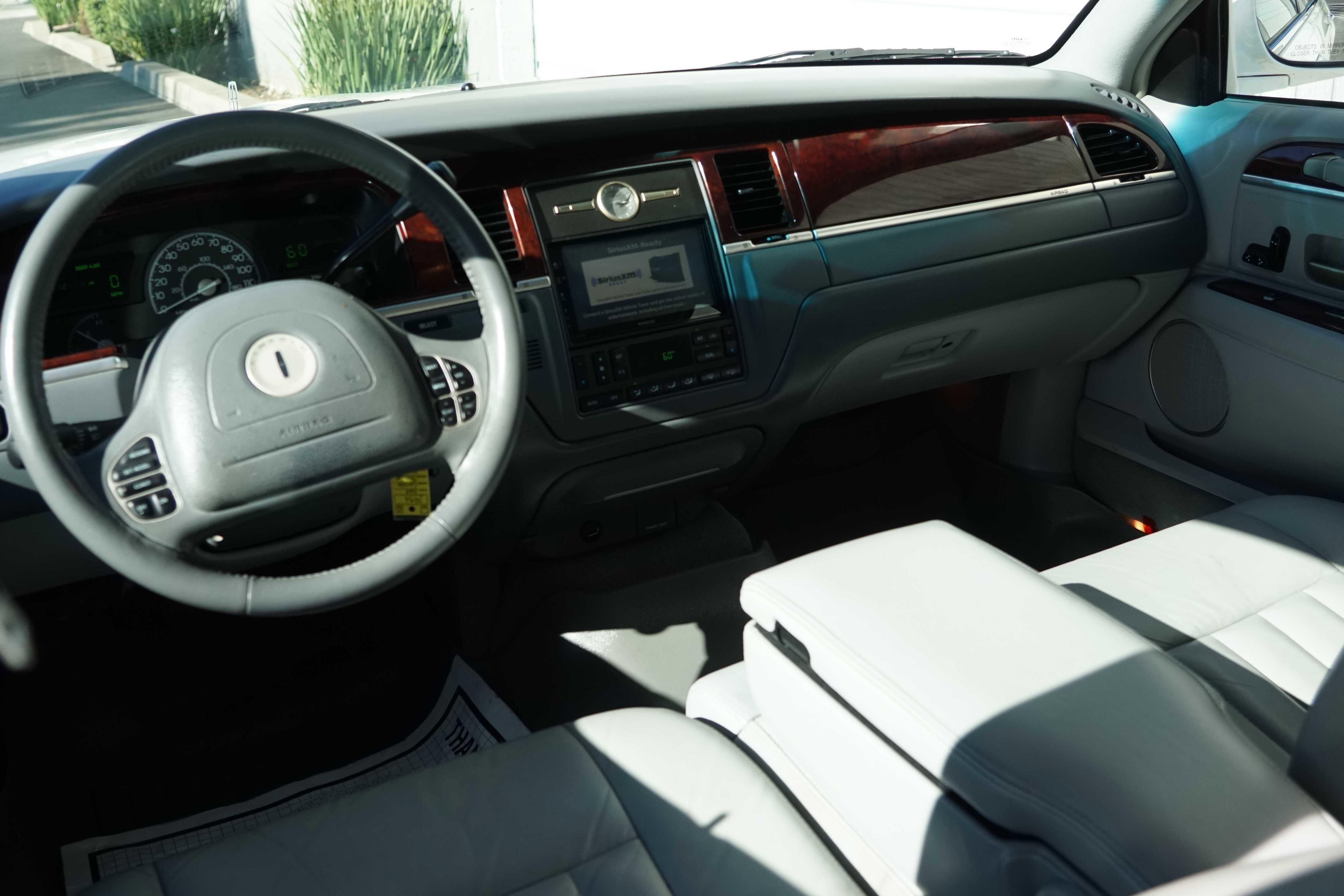 Used 2004 Lincoln Town Car Signature image 30