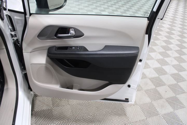 Used 2023 Chrysler Pacifica Touring-L image 22