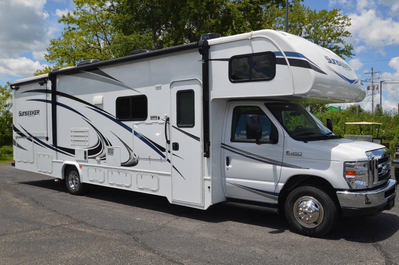 Used 2019 Ford E-450 and Econoline 450 Super Duty w/ Motorhome Prep Package RWD image 3