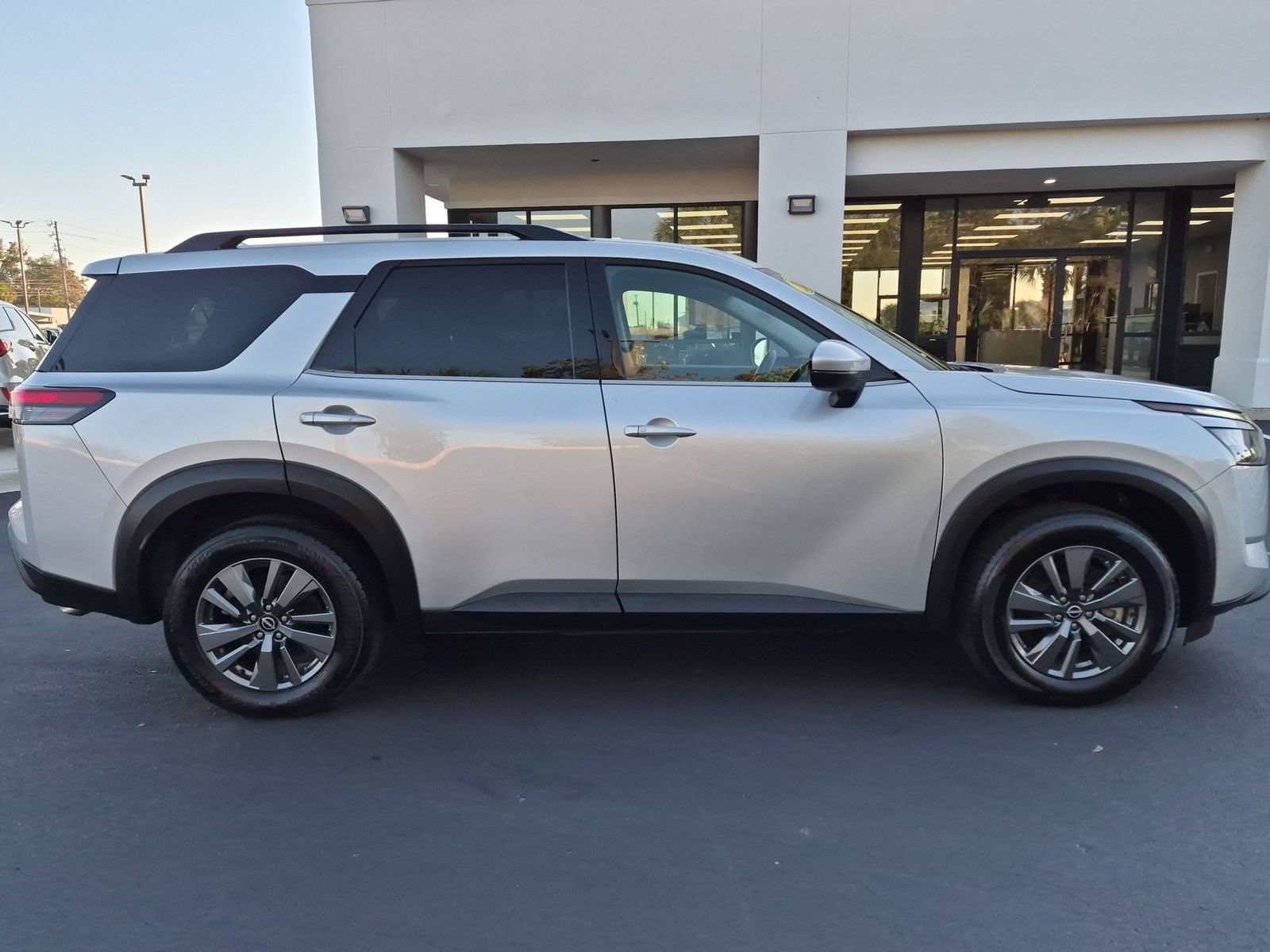 Used 2025 Nissan Pathfinder SV FWD image 4
