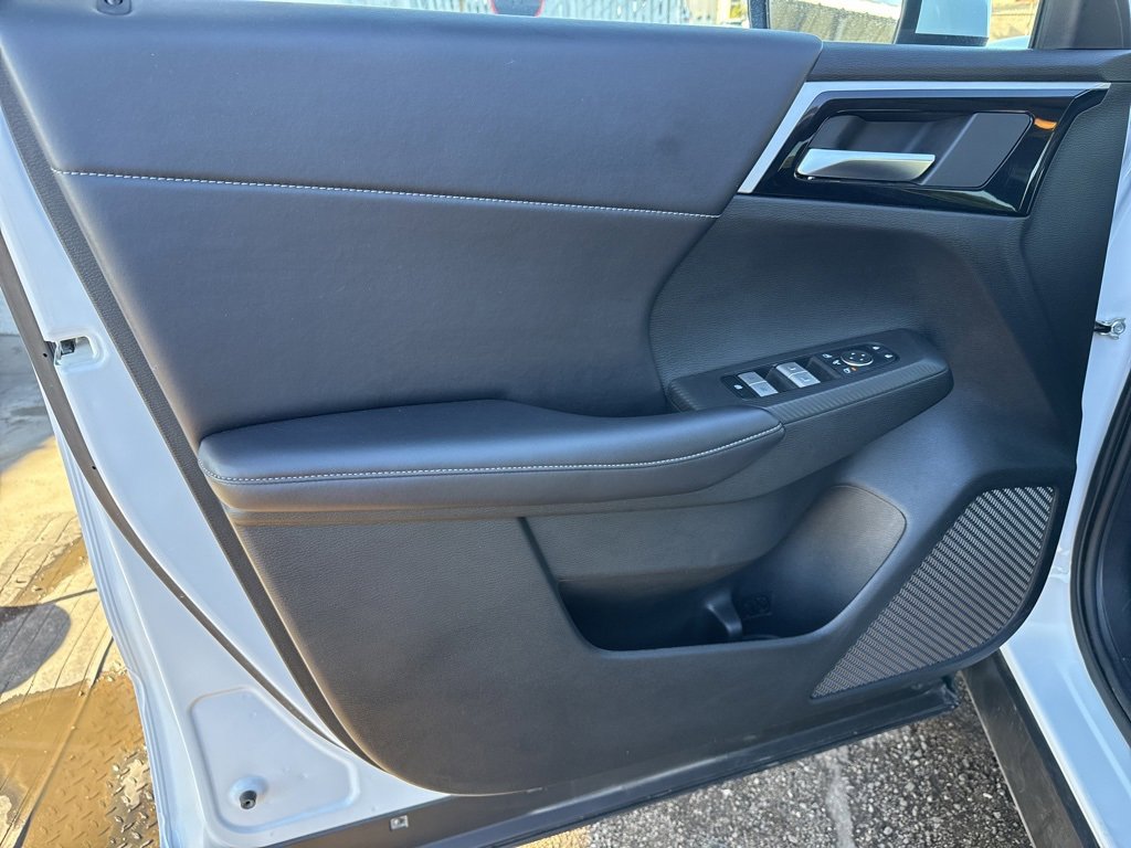 Used 2025 Mitsubishi Outlander SE image 28