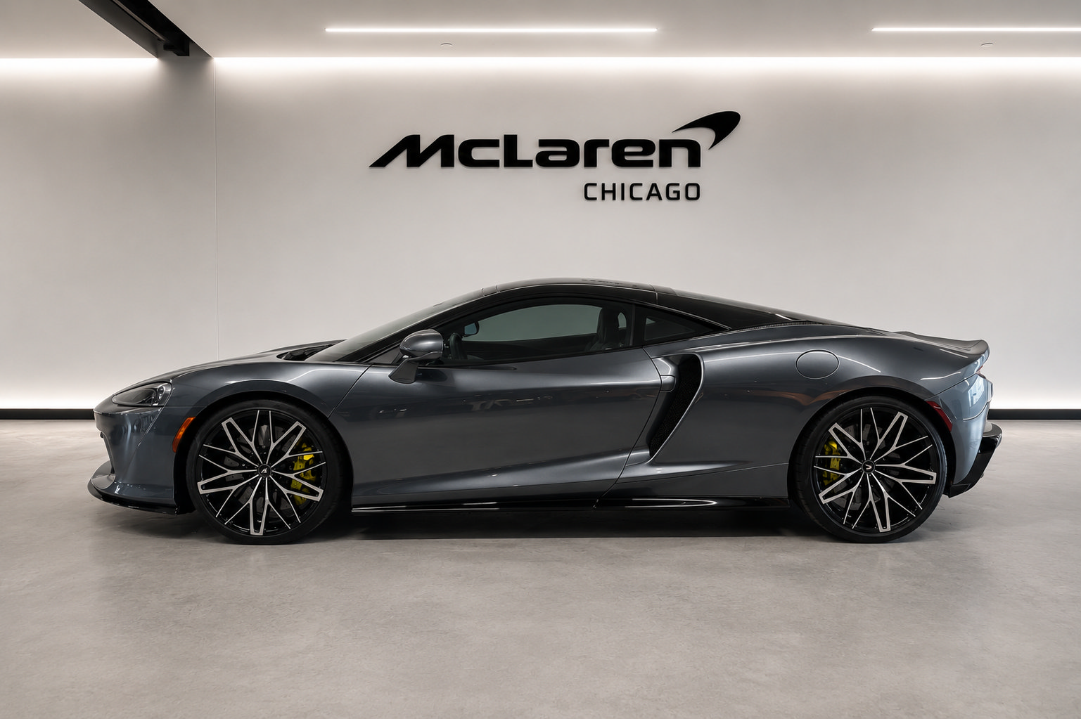 Used 2023 McLaren GT RWD image 18