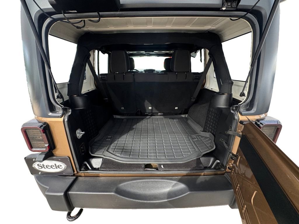 Used 2015 Jeep Wrangler Unlimited Rubicon w/ Connectivity Group image 17