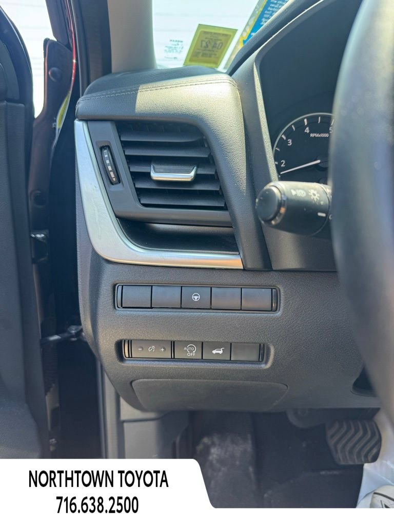 Used 2025 Nissan Rogue SV AWD/4WD image 19