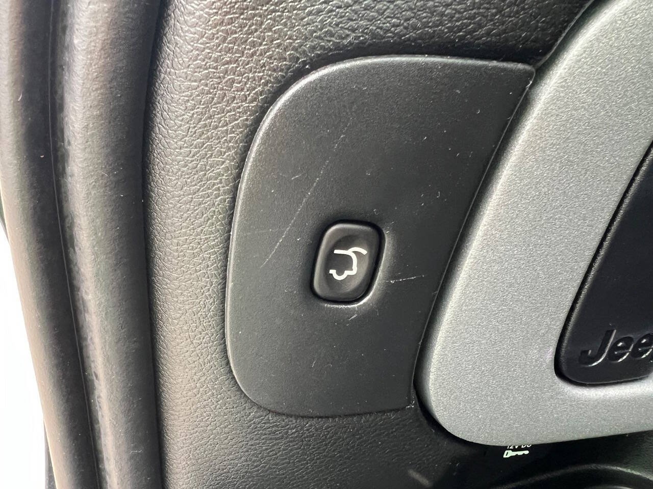 Used 2018 Jeep Cherokee Limited AWD/4WD image 22