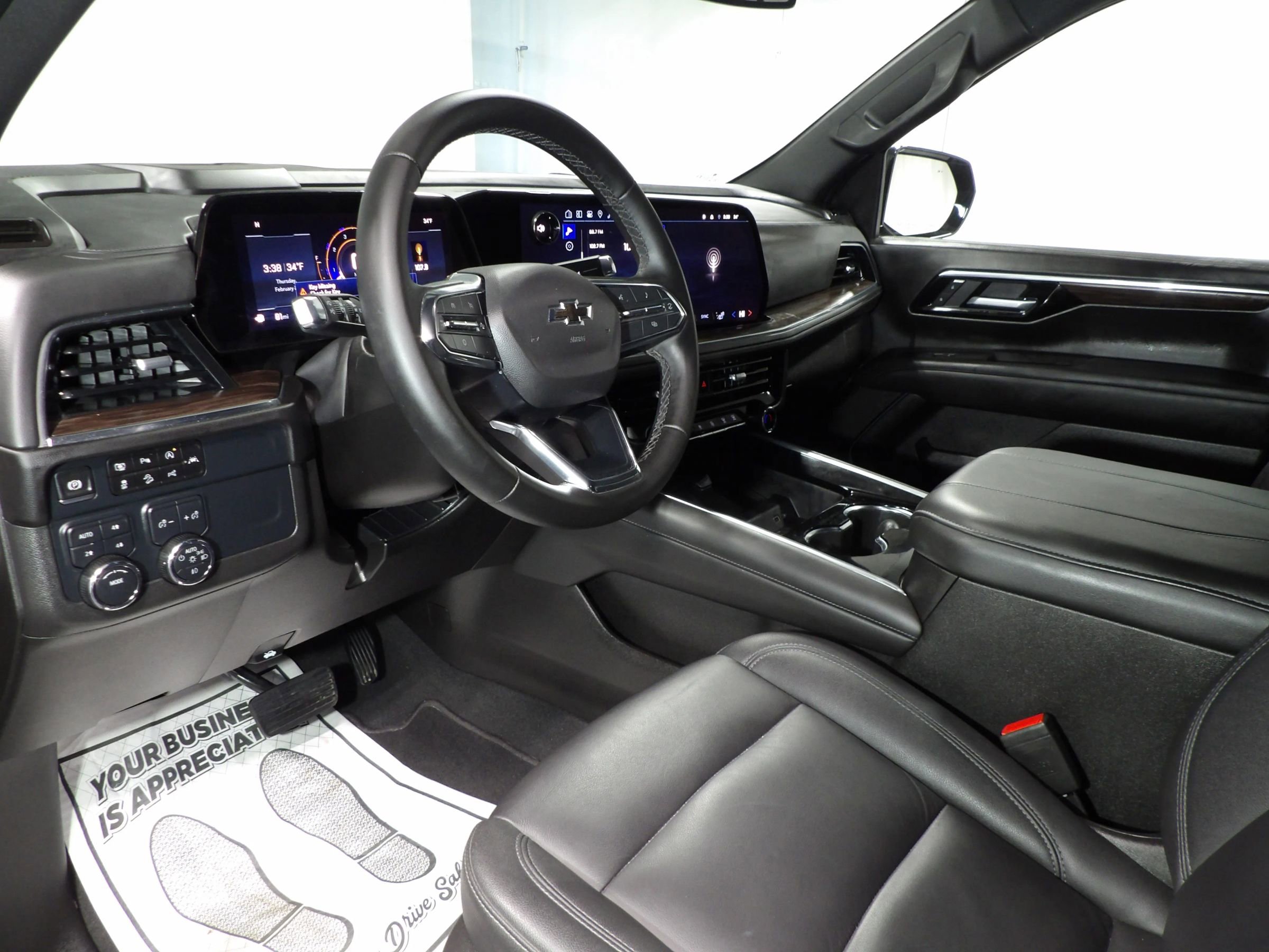 Used 2025 Chevrolet Suburban Z71 image 21