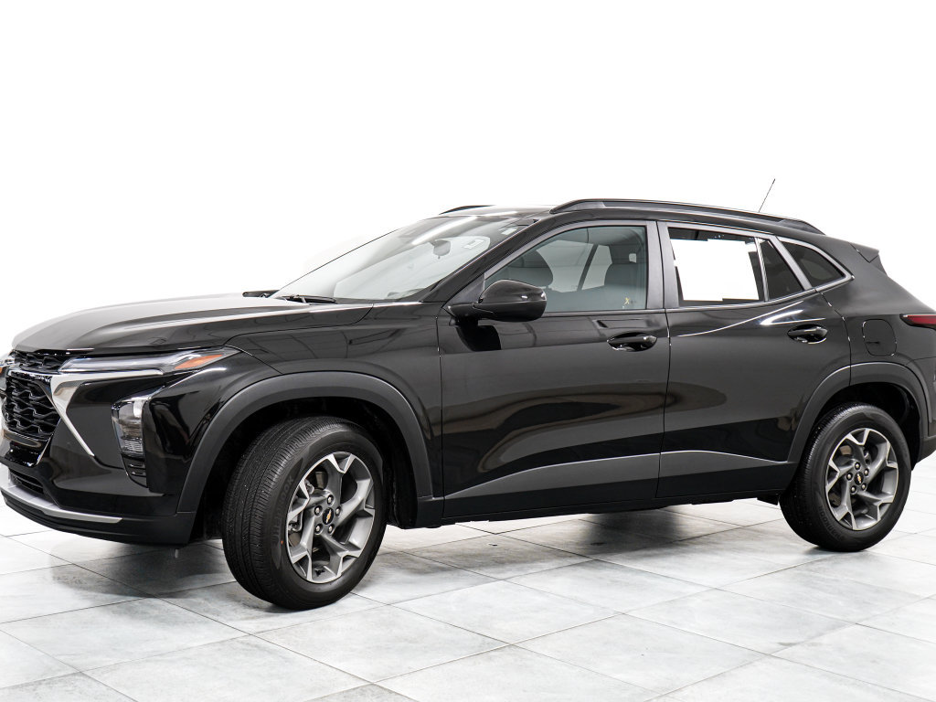 Used 2024 Chevrolet Trax LT w/ Sunroof Package FWD image 4