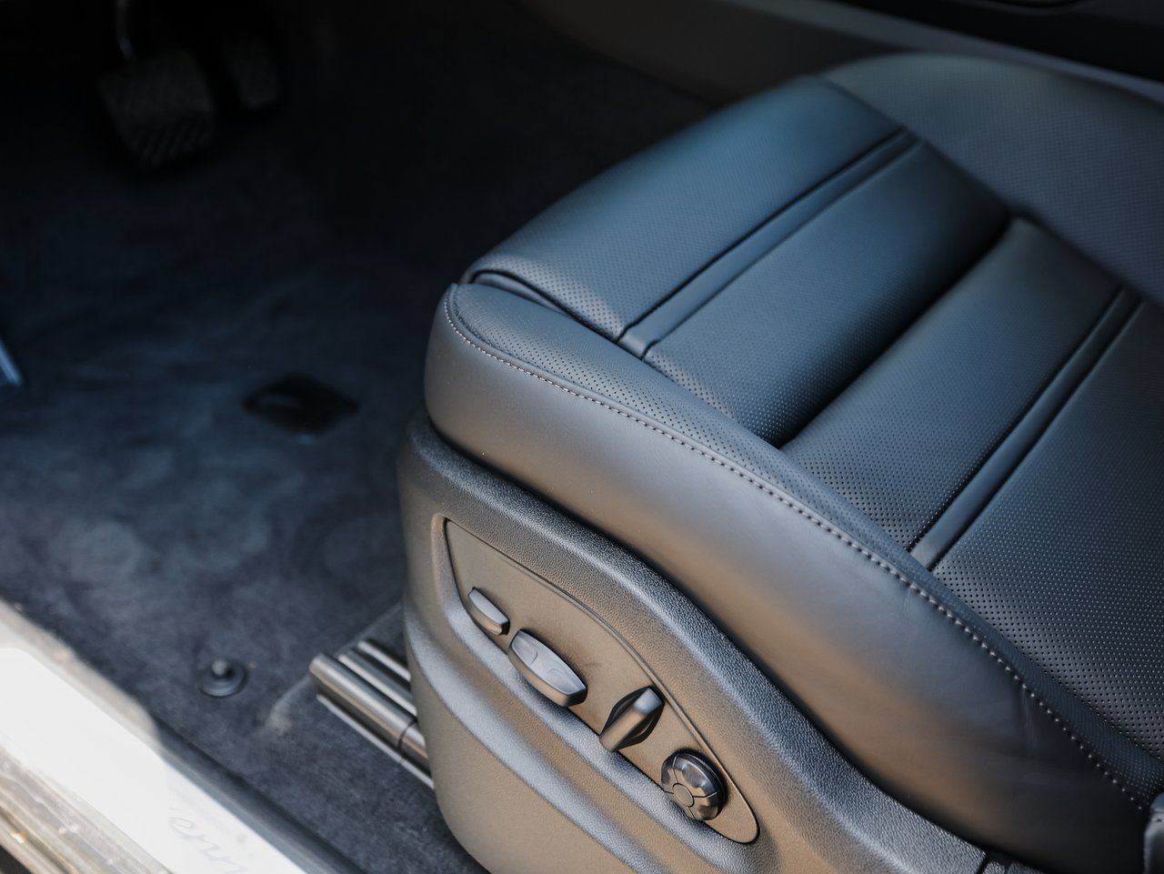 New 2026 Porsche Cayenne E-Hybrid Coupe AWD/4WD image 14