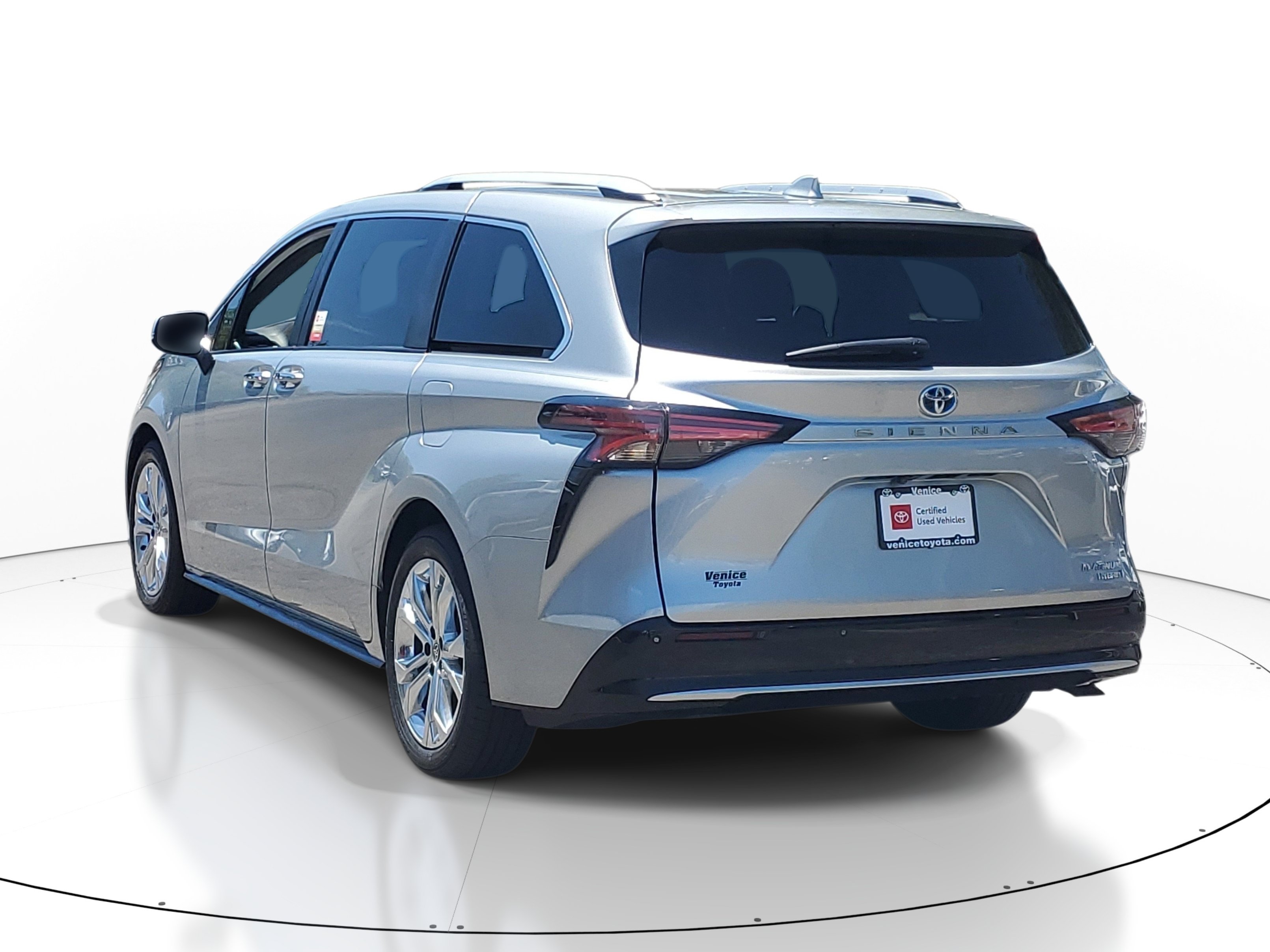 Certified 2023 Toyota Sienna Platinum FWD image 4