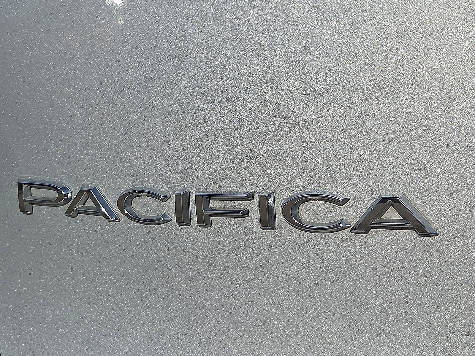 Used 2024 Chrysler Pacifica Touring-L image 9