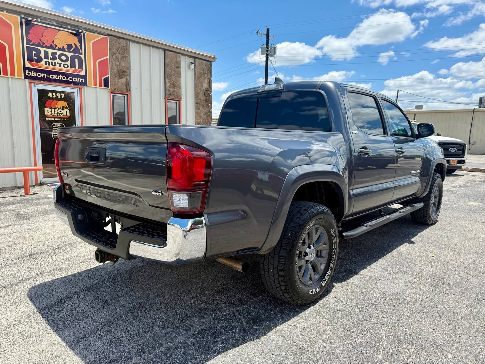 Used 2018 Toyota Tacoma SR5 AWD/4WD image 3