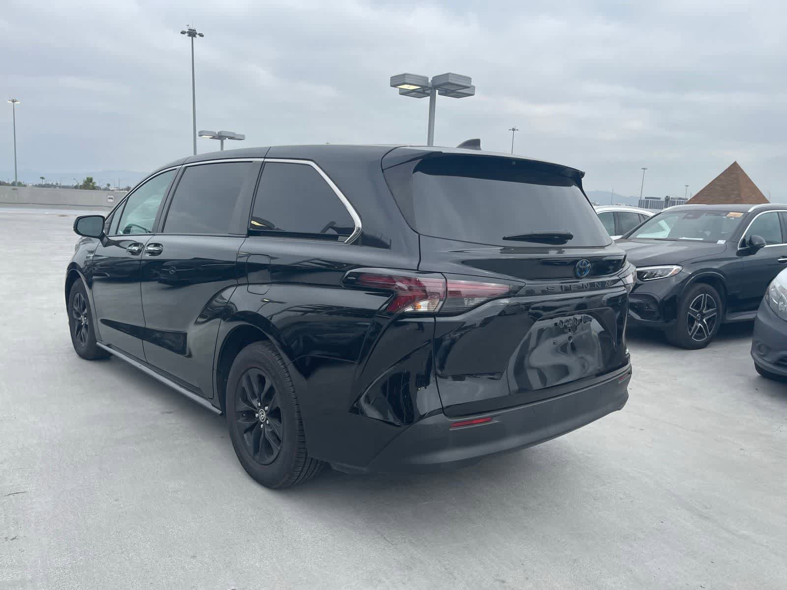 Used 2023 Toyota Sienna XLE FWD image 3