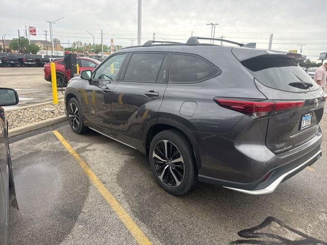 Used 2021 Toyota Highlander XSE AWD/4WD image 3