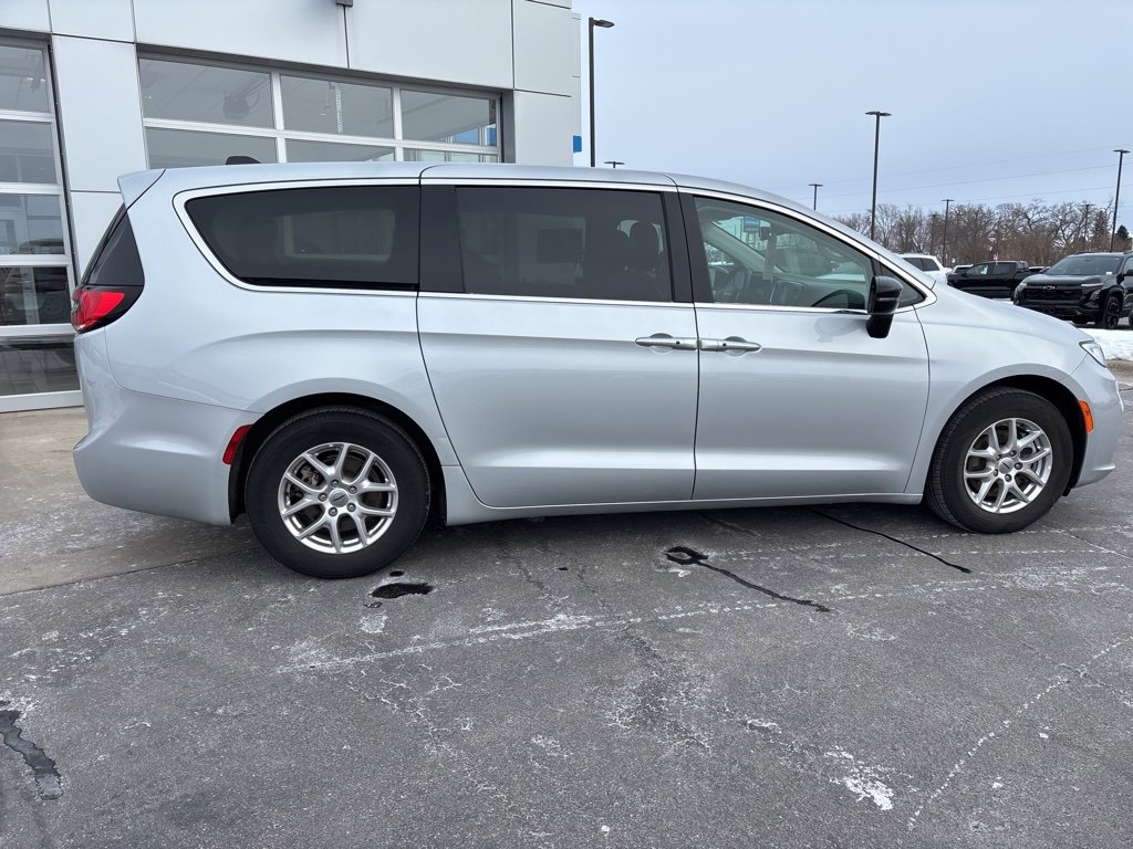 Used 2024 Chrysler Pacifica Touring-L image 8