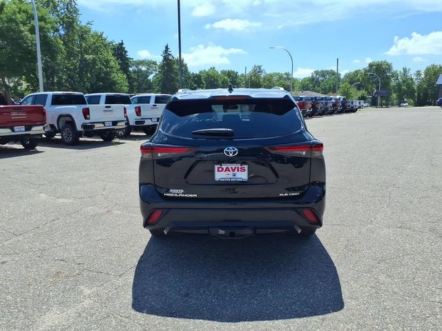Used 2024 Toyota Highlander XLE AWD/4WD image 4