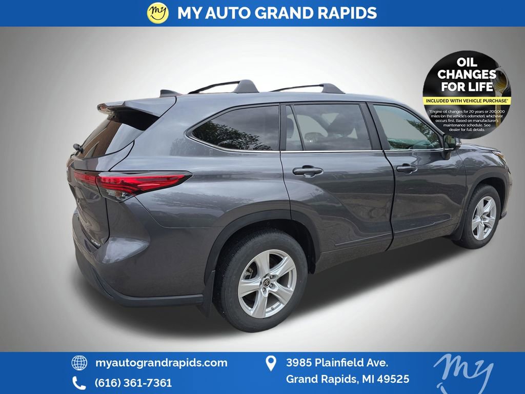 Used 2023 Toyota Highlander LE AWD/4WD image 7