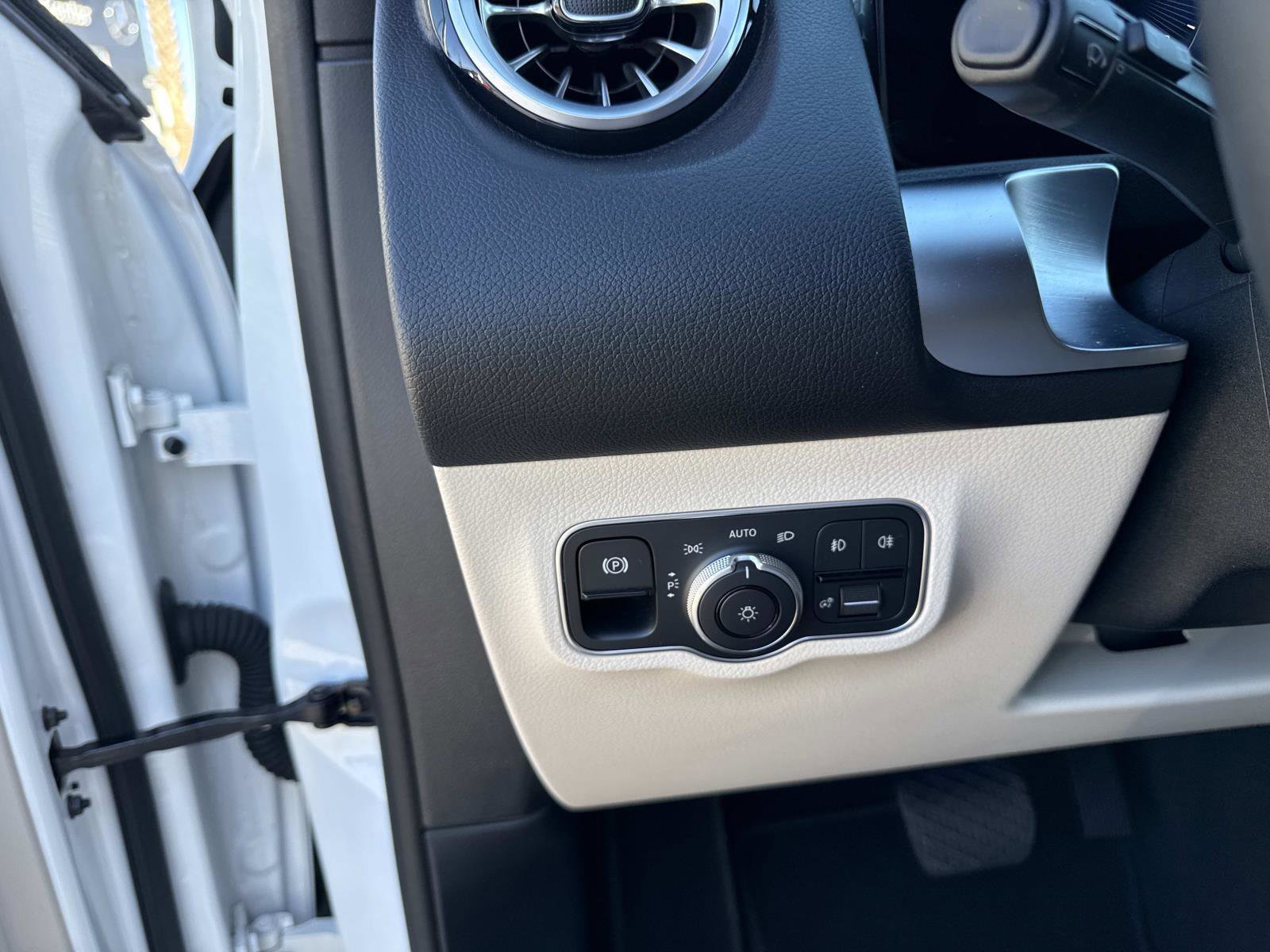 Used 2025 Mercedes-Benz GLB 250 image 31