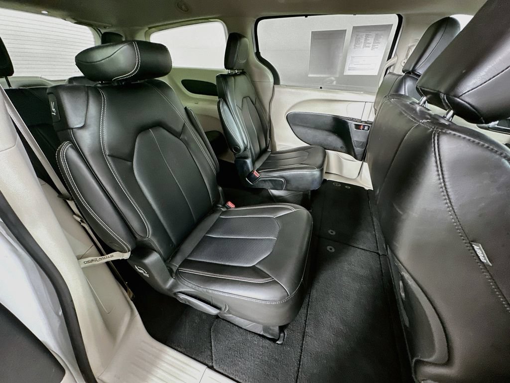 Certified 2023 Chrysler Pacifica Touring-L FWD image 38
