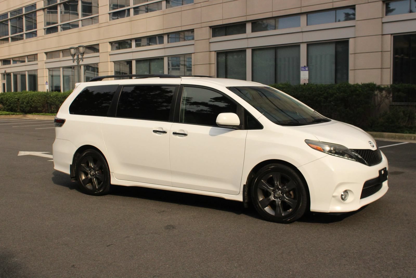 Used 2015 Toyota Sienna SE FWD image 2